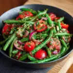 Salade de haricots verts à l’italienne avec tomates et oignons rouges