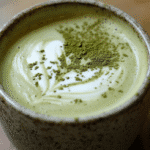 recette matcha latte maison dans tasse en céramique