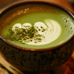 recette matcha dans un bol avec mousse fouettée et poudre de matcha
