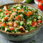 Taboulet poulet dans un bol rustique avec tomates, concombres, persil et semoule
