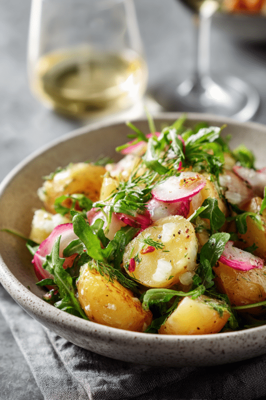 salade pomme de terre avec roquette, radis et oignons blancs en vinaigrette