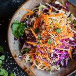 salade chinoise maison colorée dans bol rustique