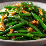 Salade de haricots verts à l’italienne sur table rustique