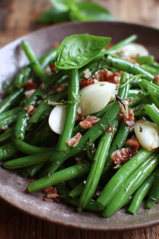 Salade de haricots verts à l’italienne avec oignons et lardons
